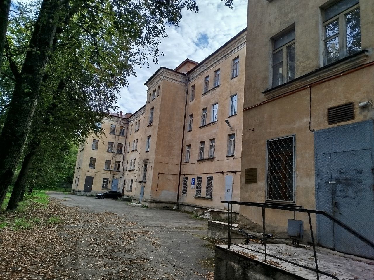 Чиновники выставили на продажу здание бывшей Псковской инфекционной больницы за 40 млн рублей